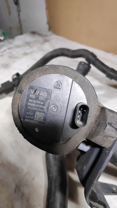 Vesipumpun letku Volkswagen Golf VII image 4