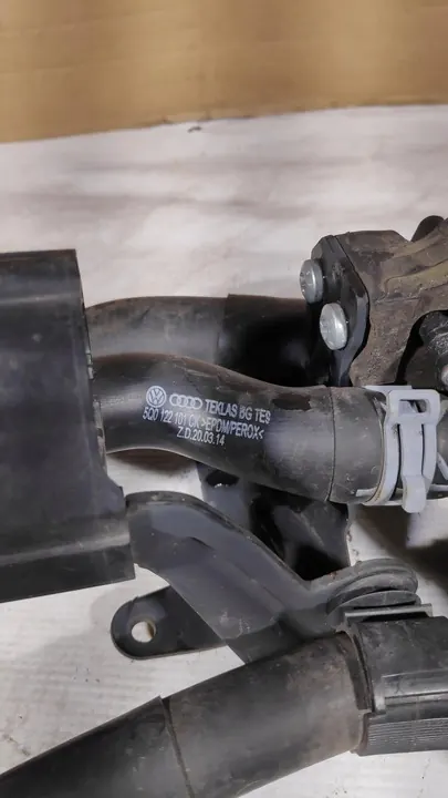 Vesipumpun letku Volkswagen Golf VII image 7