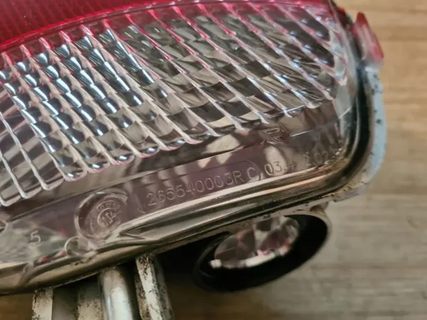 Luz de marcha-atrás Renault OE 265540003R - Usado image 3