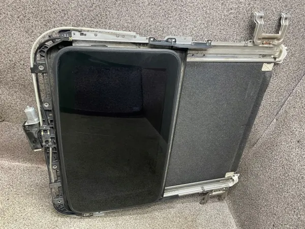 Suzuki OE kattoluukumoottori OEM 471071-10750 Grand Vitara II image 2
