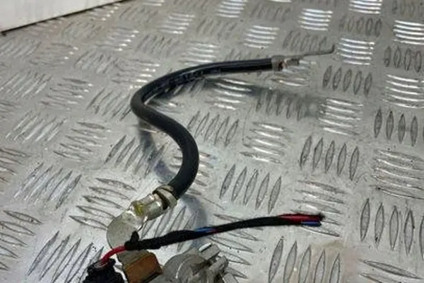 Klema minusowa BMW 3 TOURING 2.0L diesel 135kW image 3