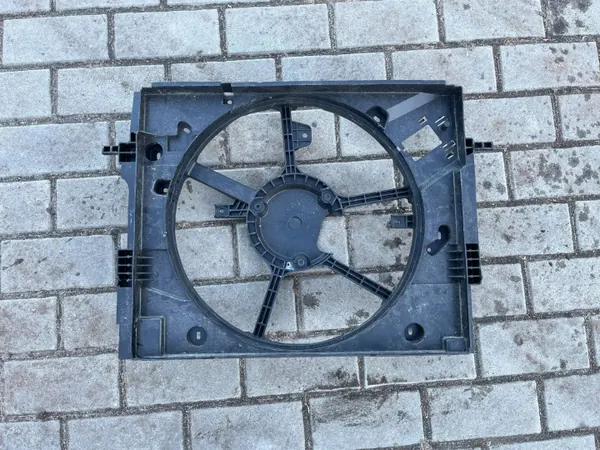 Renault Megane IV Lüftergehäuse OEM 214813977R image 3