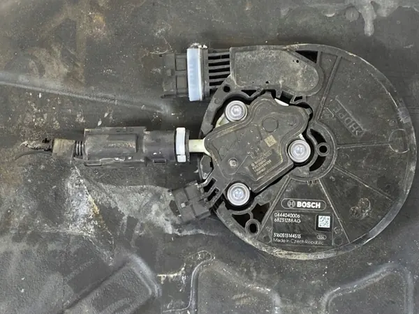 Bomba tanque AdBlue OEM 68231288AG para Jeep Grand Cherokee WK2 image 3