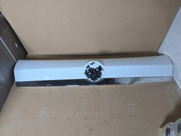 Cache caméra arrière Opel Mokka A OEM 95093299 image 2