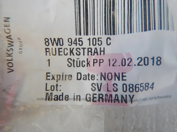 AUDI A4 B9 Vasemman Takapuskurin Heijastin 8W0945105C image 3