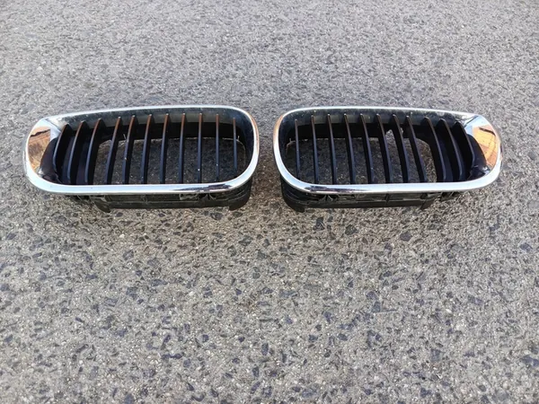 Grade de para-choque dianteiro direito BMW 3 E46 51137042962 image 3