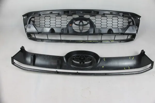 Front Bumper Grill Toyota Hilux image 2