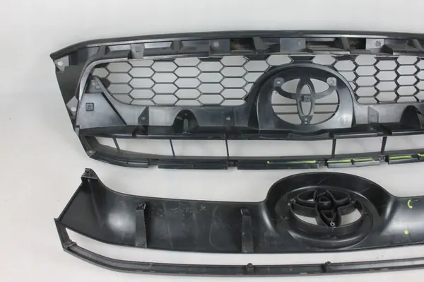 Front Bumper Grill Toyota Hilux image 3