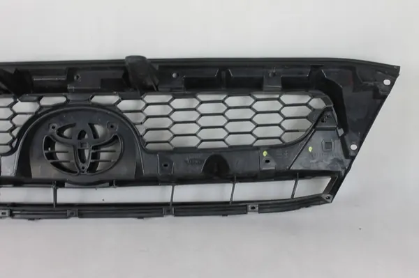 Front Bumper Grill Toyota Hilux image 7