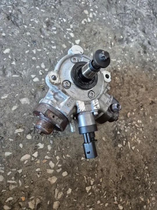 Pompe d'injection BMW N57 3.0D OEM 7823463 image 2
