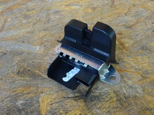 AUDI A1 82A GB Baklucka Lås 2G6827505B image 2