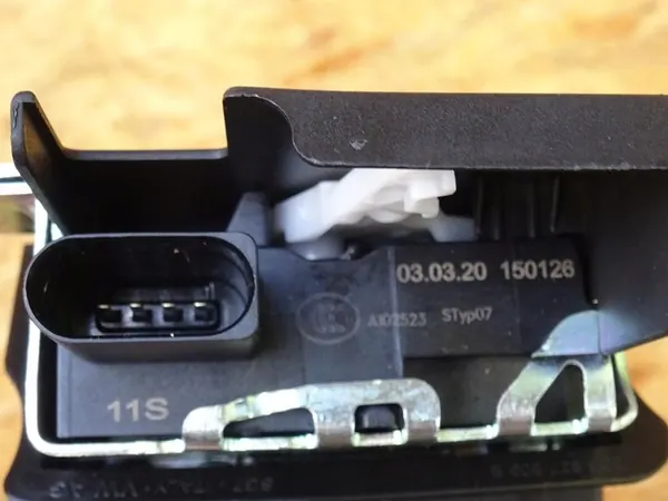 AUDI A1 82A GB Baklucka Lås 2G6827505B image 4