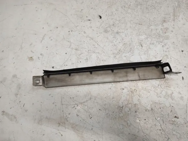 Mercedes E W124 Frontlinke Leuchtenleiste OEM image 3