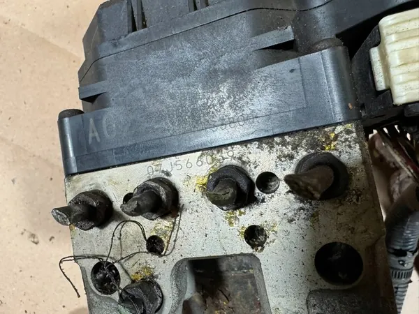 MITSUBISHI L200 IV 2.5 DID ABS PUMP MN102452 image 3