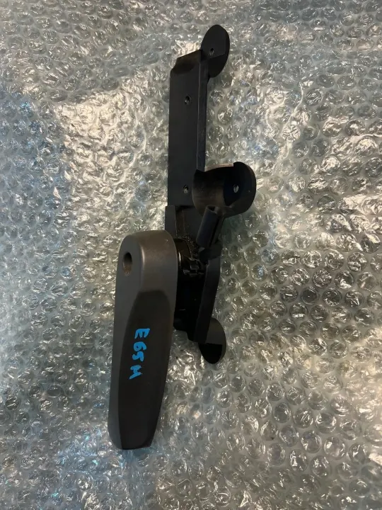 BMW E65 motorhuveshandtag OEM 7023992 image 2