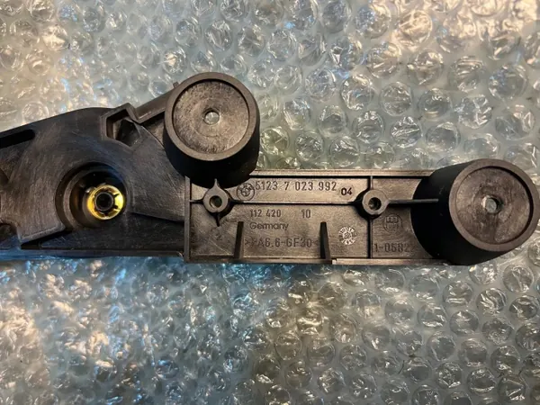 BMW E65 motorhuveshandtag OEM 7023992 image 3