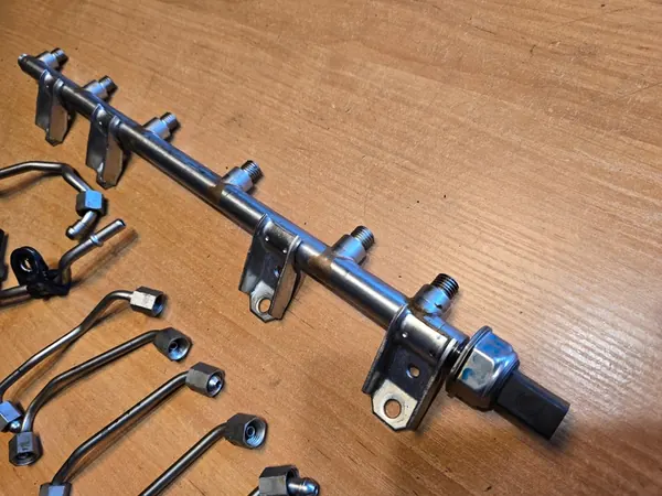 Brandstofinjectorrail BMW 5 E60 523i N53B25A image 2