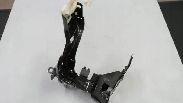 BMW G30 G31 Strålkastarfäste OEM 7377804 Höger Fram image 4