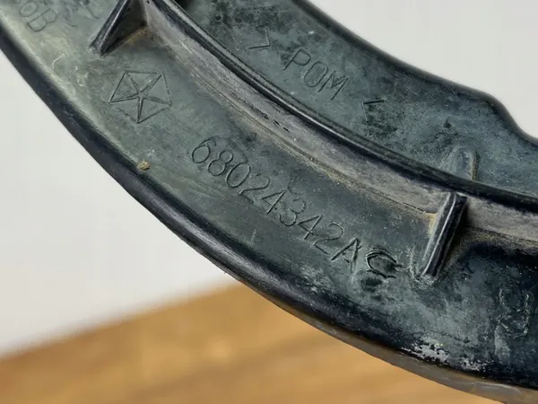 Deslizamento de montagem do para-choque Dodge Challenger 2015+ image 2