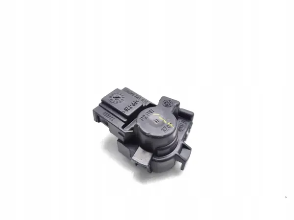 VW Jetta takavalolamppukanta OEM 1K5945259 Vasen puoli image 10