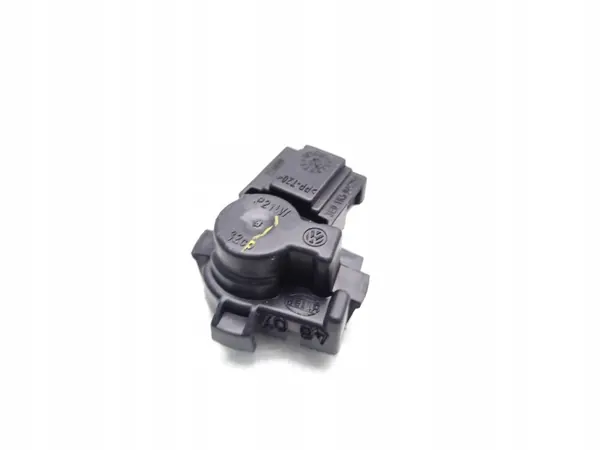VW Jetta takavalolamppukanta OEM 1K5945259 Vasen puoli image 3