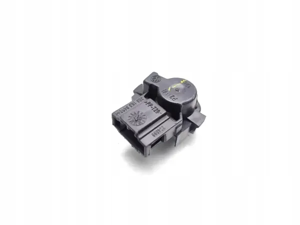 VW Jetta takavalolamppukanta OEM 1K5945259 Vasen puoli image 9