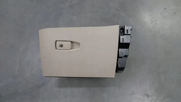 BMW F44 dashboard handschoenkast passagierszijde OEM 9490185 image 2