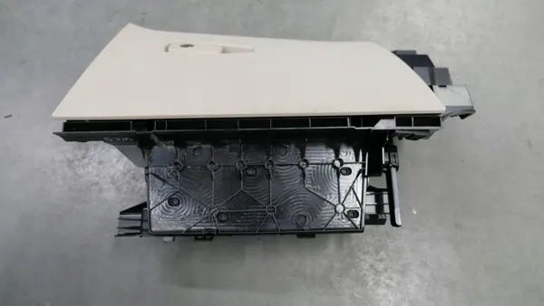 BMW F44 dashboard handschoenkast passagierszijde OEM 9490185 image 5