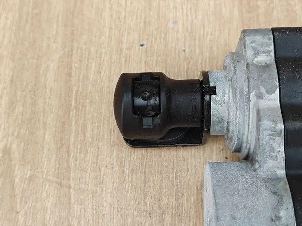 Audi A6 C7 kofferbakactuator OEM 4G5827851B image 5