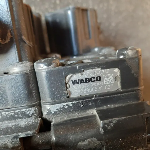 Válvula suspensión neumática ECAS MAN TGX Euro 6 OEM 81.25902-6240 image 3