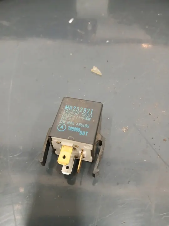 Pajero Sport I 3.0 V6 Turn Signal Relay MR252921 image 2