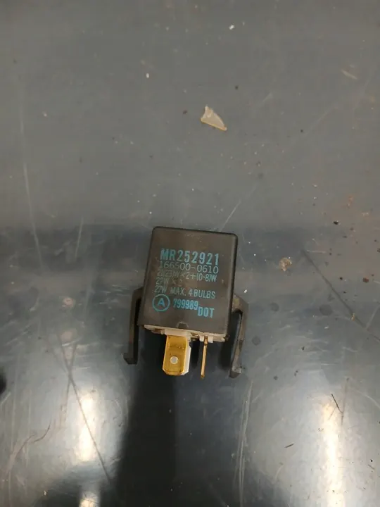 Pajero Sport I 3.0 V6 Turn Signal Relay MR252921 image 3