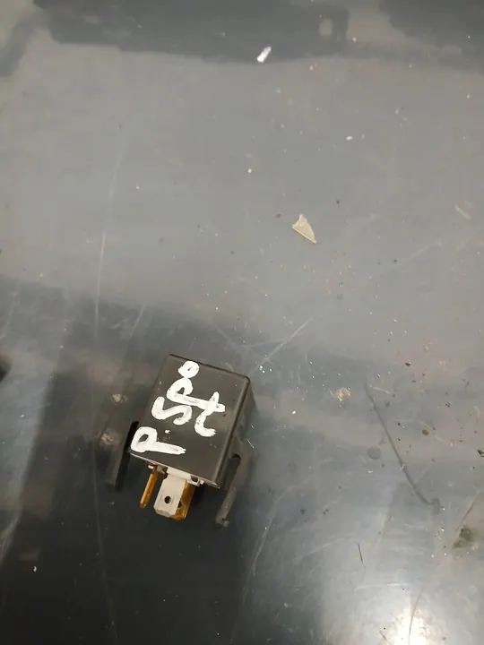 Pajero Sport I 3.0 V6 Turn Signal Relay MR252921 image 4