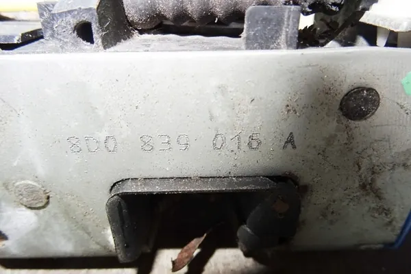 Bakre högra dörrlås AUDI A4 AVANT 1999 image 2