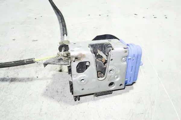 Bakre högra dörrlås AUDI A4 AVANT 1999 image 3