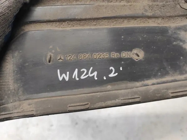 Mercedes W124 höger framskärm OEM 1248840235 image 4