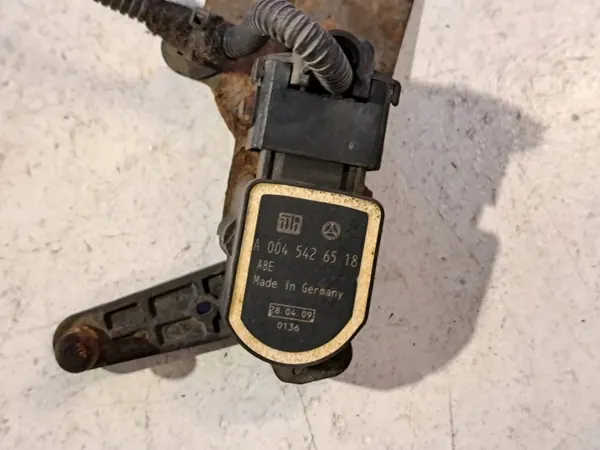 Sensor de nivel delantero izquierdo OEM A0045426518 Mercedes image 3