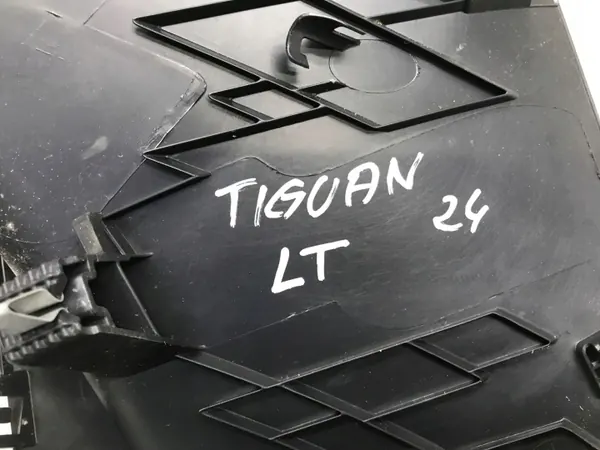 VW TIGUAN III 2025 Tampa do pilar traseiro esquerdo OEM 571867287 image 5