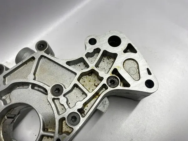 Pompe à huile Ford OE 7T4E-6621-AC - État utilisé image 6