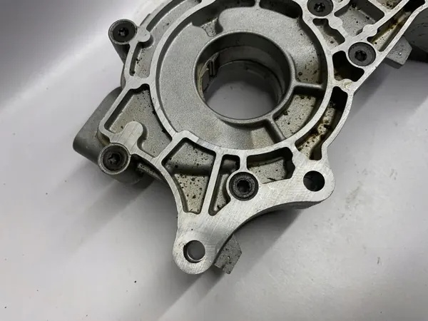 Pompe à huile Ford OE 7T4E-6621-AC - État utilisé image 7