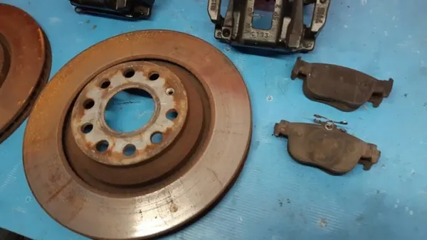 Audi RS3 8Y Jarrujarrut takana OEM 8Y0615406D image 3