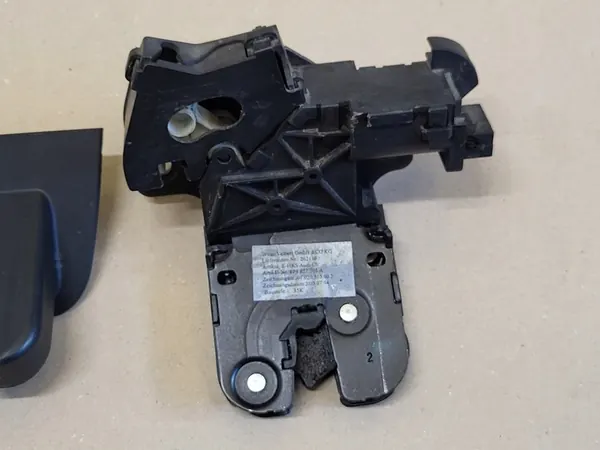 Audi A3 8P Baklucka Lås 8P4827505A OE image 2