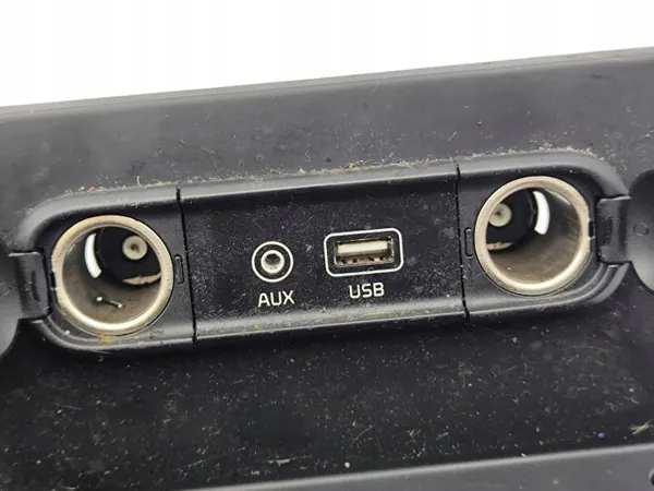 Prise USB Kia Niro 2019 OEM 84632G5900 image 6