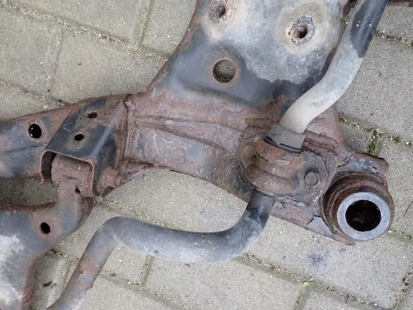 Traverse Hyundai OE 62405-2L000 pour i30 d'occasion image 4