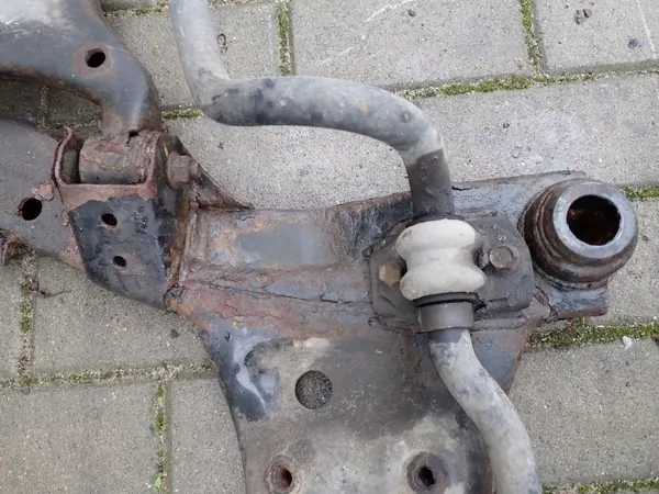 Traverse Hyundai OE 62405-2L000 pour i30 d'occasion image 5
