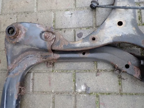 Traverse Hyundai OE 62405-2L000 pour i30 d'occasion image 6
