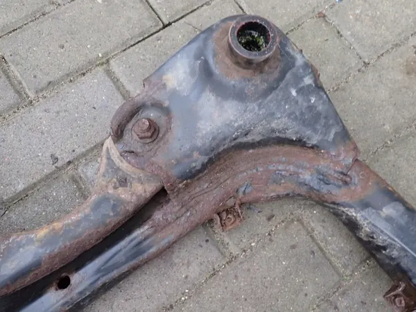 Traverse Hyundai OE 62405-2L000 pour i30 d'occasion image 8
