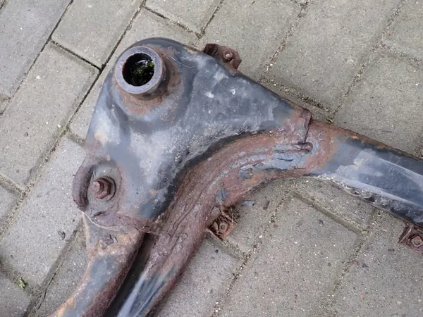 Traverse Hyundai OE 62405-2L000 pour i30 d'occasion image 9