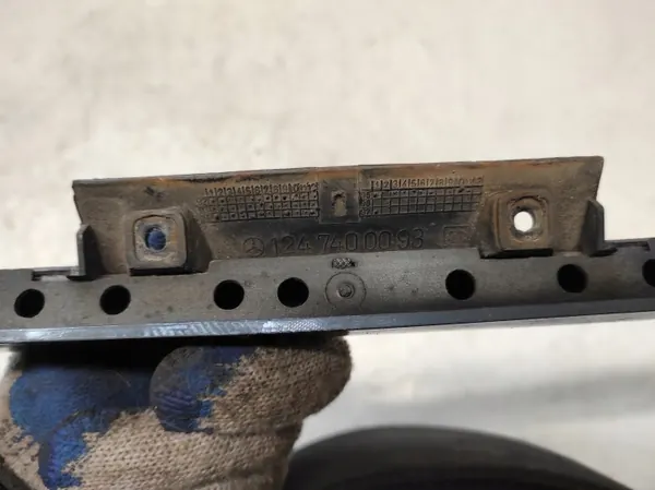 Garniture Hayon Mercedes E W124 OEM 1247400093 image 4