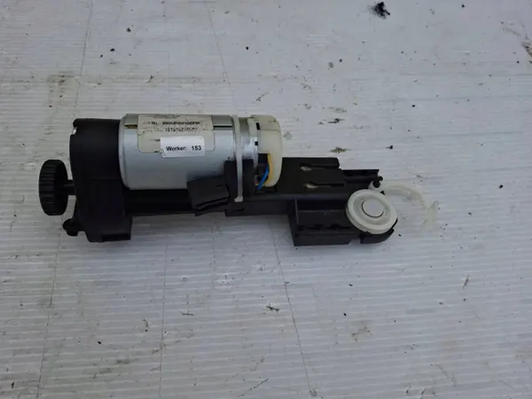 Mercedes C207 Schiebedachmotor OEM A2070300141 image 2